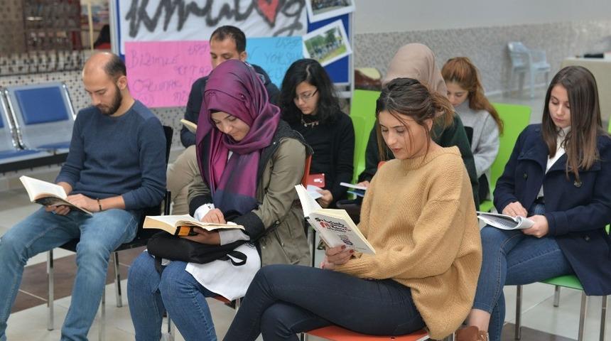 KM&Uuml;&rsquo;de kitap okuma etkinliği d&uuml;zenlendi