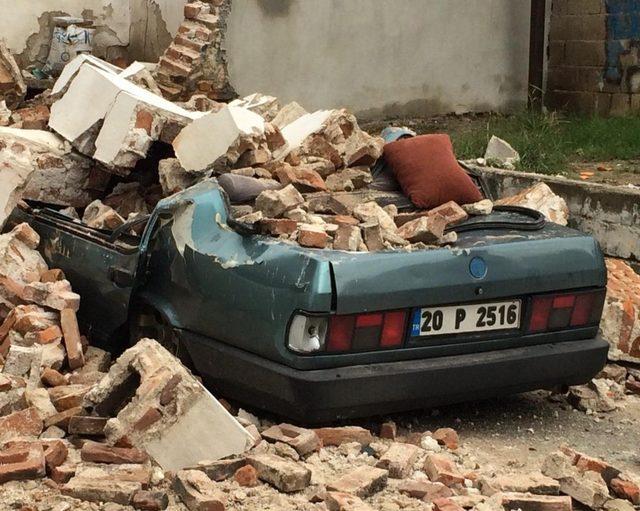 Milas’ta eski bina çöktü, 2 araç enkaz altında kaldı