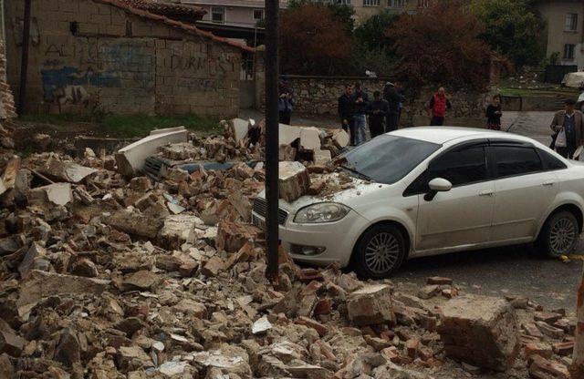 Milas’ta eski bina çöktü, 2 araç enkaz altında kaldı