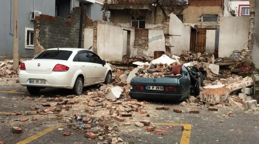 Milas&rsquo;ta eski bina &ccedil;&ouml;kt&uuml;, 2 ara&ccedil; enkaz altında kaldı