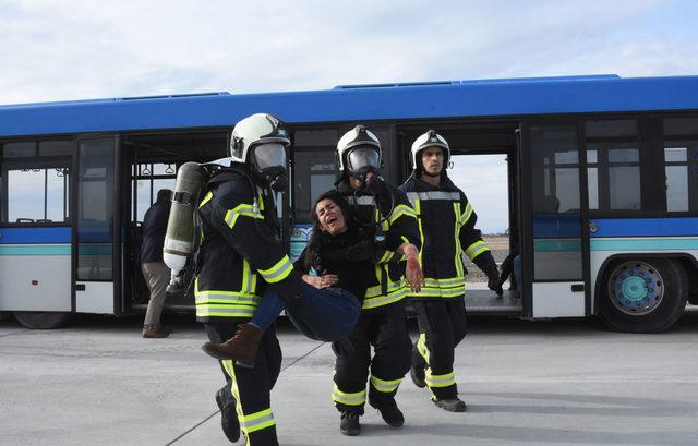 Havalimanında yangın tatbikatı gerçeğini aratmadı