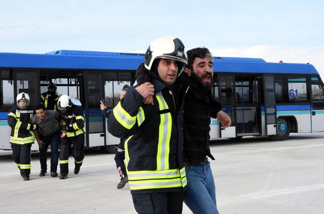 Havalimanında yangın tatbikatı gerçeğini aratmadı