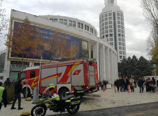 AVM'de yangın çıktı; söndürülünce girip alışveriş yaptılar