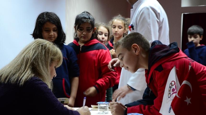 Yazar Renan Özdemir öğrencilerle bir araya geldi