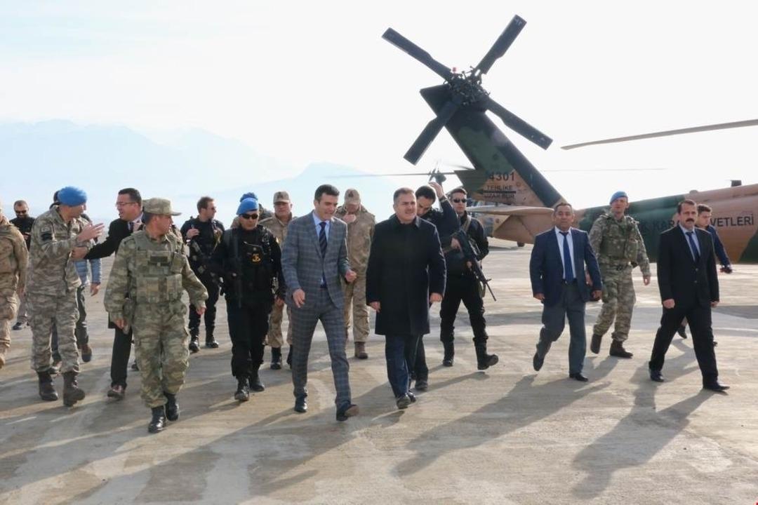 Hakkari Valisi Akbıyık, yeni il&ccedil;e Olan Derecik&rsquo;te incelemelerde bulundu