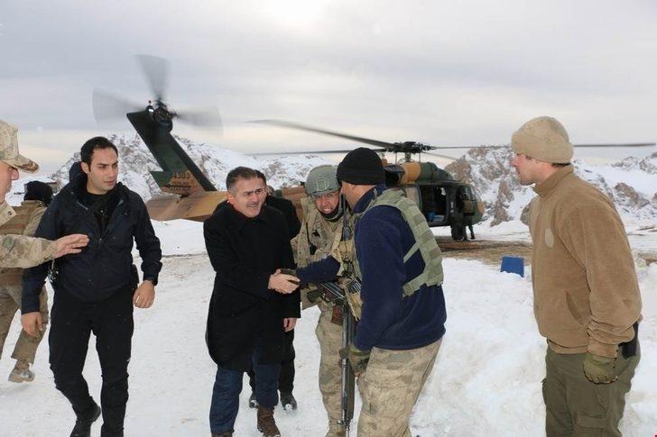 Hakkari Valisi Akbıyık, 3400 rakımlı İkiyaka Üs Bölgesindeki kahraman Mehmetçikleri ziyaret etti G2