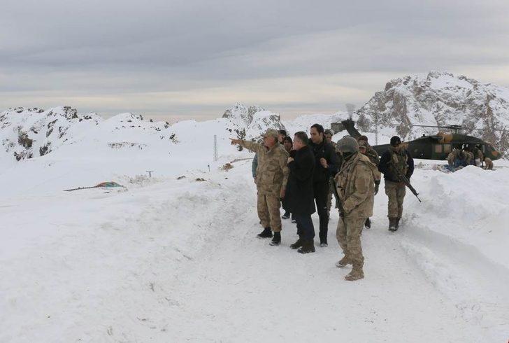 Hakkari Valisi Akbıyık, 3400 rakımlı İkiyaka Üs Bölgesindeki kahraman Mehmetçikleri ziyaret etti G3