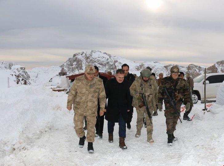 Hakkari Valisi Akbıyık, 3400 rakımlı İkiyaka Üs Bölgesindeki kahraman Mehmetçikleri ziyaret etti G4