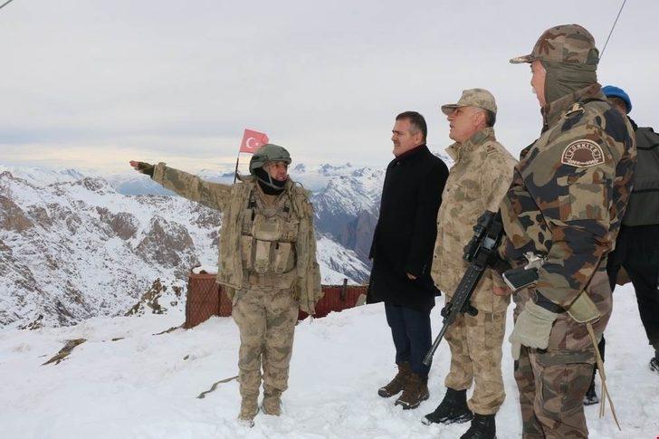 Hakkari Valisi Akbıyık, 3400 rakımlı İkiyaka Üs Bölgesindeki kahraman Mehmetçikleri ziyaret etti G5