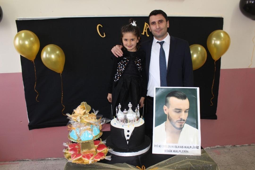 Ağrılı minik &ouml;ğrencilerden Cem Adrian&rsquo;a &lsquo;doğum g&uuml;n&uuml;&rsquo; s&uuml;rprizi