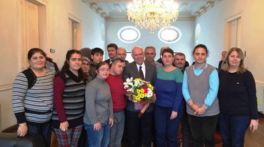 &rsquo;Engel tanımayan personeller&rsquo; Başkan Eşkinat ile buluştu