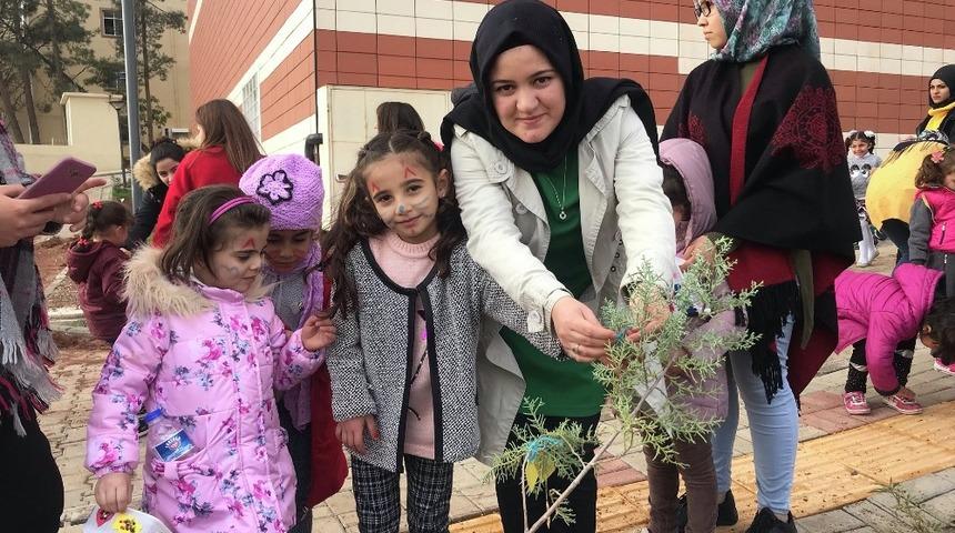 &Uuml;niversite &ccedil;ocuklarla şenlendi