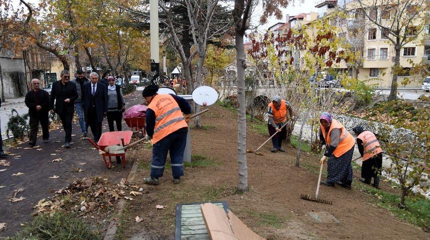 Isparta &Ccedil;ayboyu&rsquo;na binlerce g&uuml;l dikiliyor