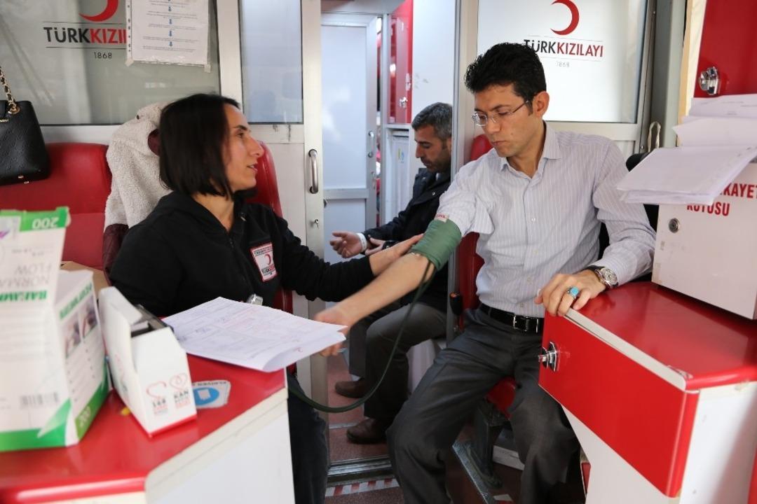 Kaymakam Ka&ccedil;maz&rsquo;dan kan bağışı