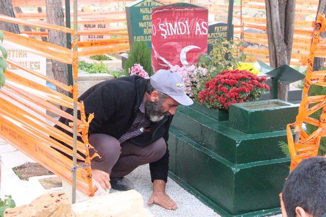 9 aydır kazada ölen oğlunun mezarında yaşıyor