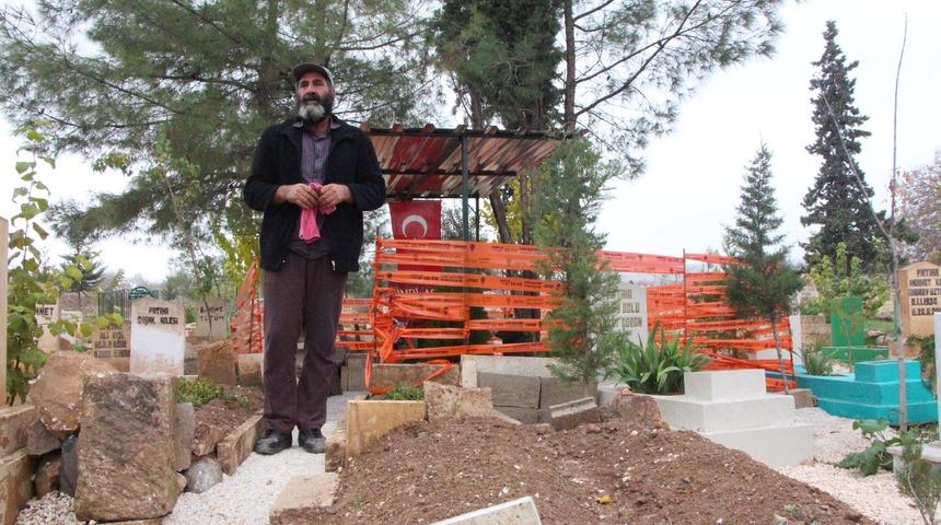 &Ouml;len oğlunun mezarında yaşıyor!