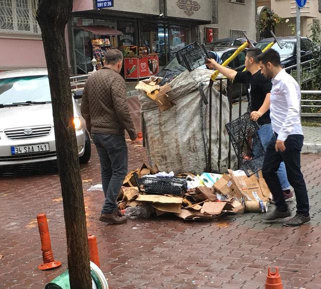 Emniyet müdürü, yere saçılan atık kağıtların toplanmasına yardım etti