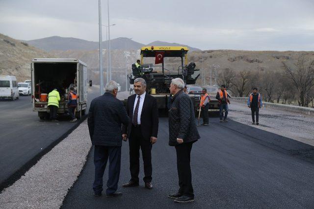 Başkan Çelik, şehir merkezi ve ilçelerde hız kesmeyen asfalt çalışmalarını yerinde takip etmeye devam ediyor