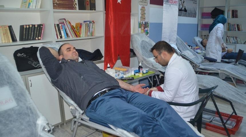Veliler ve &ouml;ğretmenlerden kan bağışı