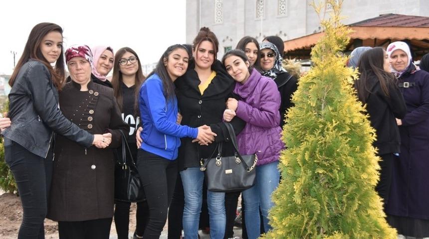 Kocasinan&rsquo;da anneler ve kızları ağa&ccedil; dikti