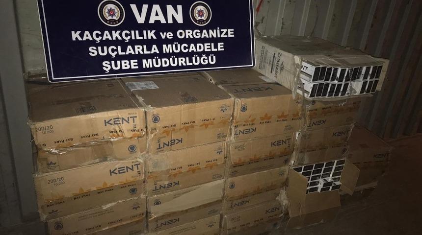 Van&rsquo;da 9 bin 400 paket ka&ccedil;ak sigara ele ge&ccedil;irildi