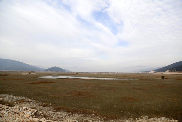 850 hektarlık Avlan Gölü, futbol sahası kadar kaldı
