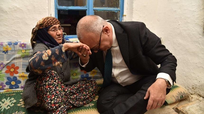 Başkan Erg&uuml;n, fotoğrafını okşayan Şadiye nine ile buluştu