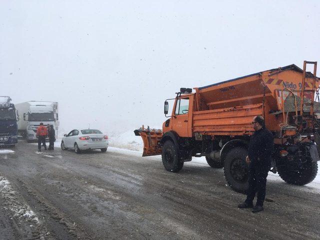 Tendürek Dağın’da kar ve tipi trafikte aksamalara neden oluyor