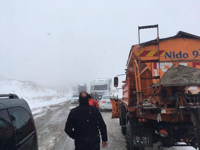 Tendürek Dağın’da kar ve tipi trafikte aksamalara neden oluyor