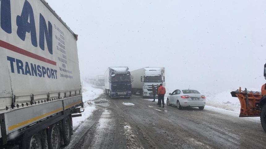 Tend&uuml;rek Dağın&rsquo;da kar ve tipi trafikte aksamalara neden oluyor