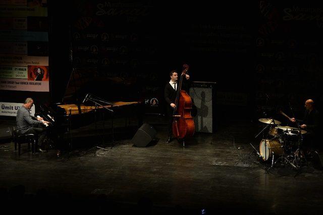 Kerem Görsev Trio’dan muhteşem performans