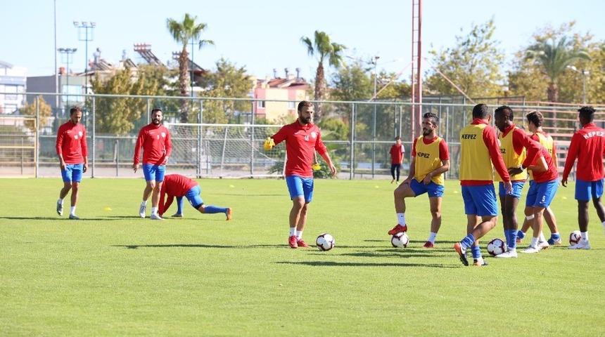 Kepez Belediyespor liderliğini koruyor