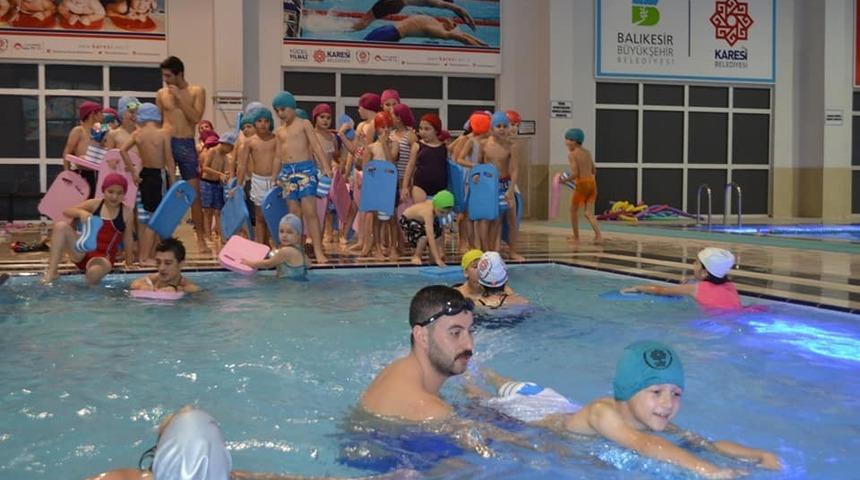 K&ouml;y &ccedil;ocukları ilk defa havuzda y&uuml;zd&uuml;