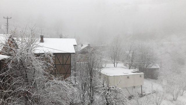 Sakarya'nın yüksek kesimleri beyaza büründü