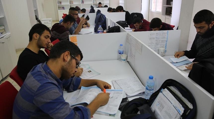 Haliliye&rsquo;de gen&ccedil;ler k&uuml;t&uuml;phanelerde sınava hazırlanıyor