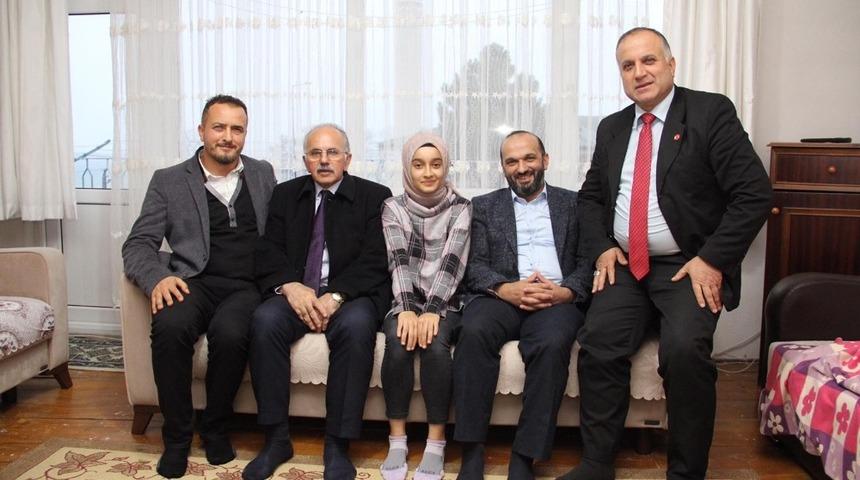 İşitme engelli gen&ccedil; kızın &ccedil;ağrısına kayıtsız kalmadı