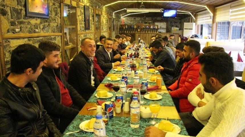 Başkan Tutal Mehmetçiklerle buluşmaya devam ediyor