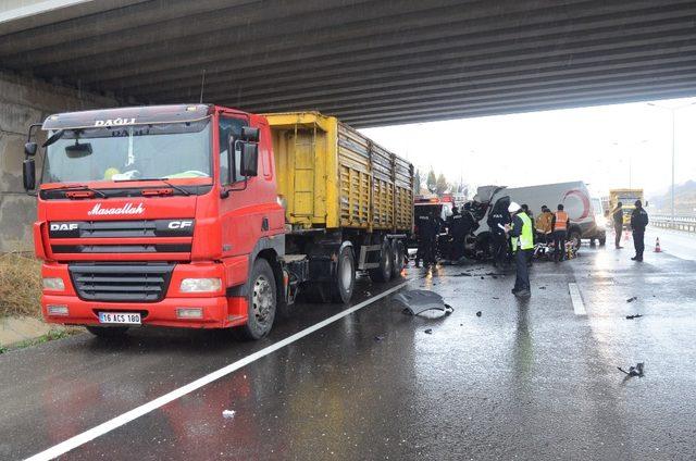 Minibüs tıra çarptı, sürücü araçta sıkıştı