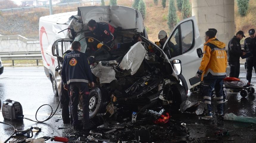 Minib&uuml;s tıra &ccedil;arptı, s&uuml;r&uuml;c&uuml; ara&ccedil;ta sıkıştı