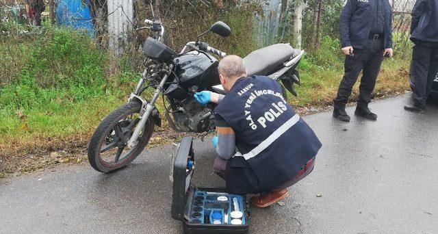 Çaldıkları motosikleti çalıştıramayınca terk edip kaçtılar