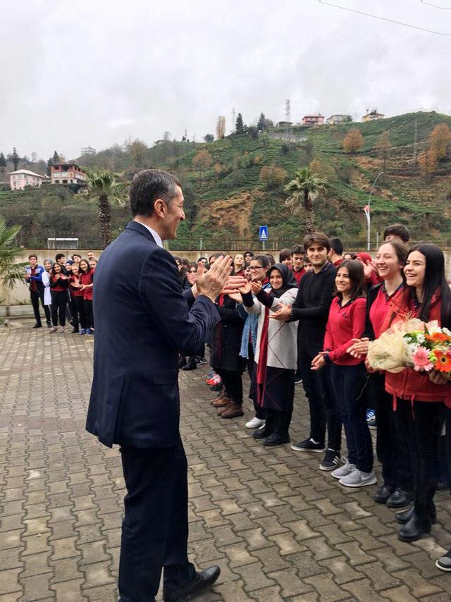 Bakan Selçuk, piyano çalan öğrenciyi 'çak' yaparak kutladı