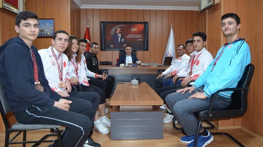 Muay Thai sporcuları M&uuml;d&uuml;r Arıcıoğlu&rsquo;nu ziyaret etti