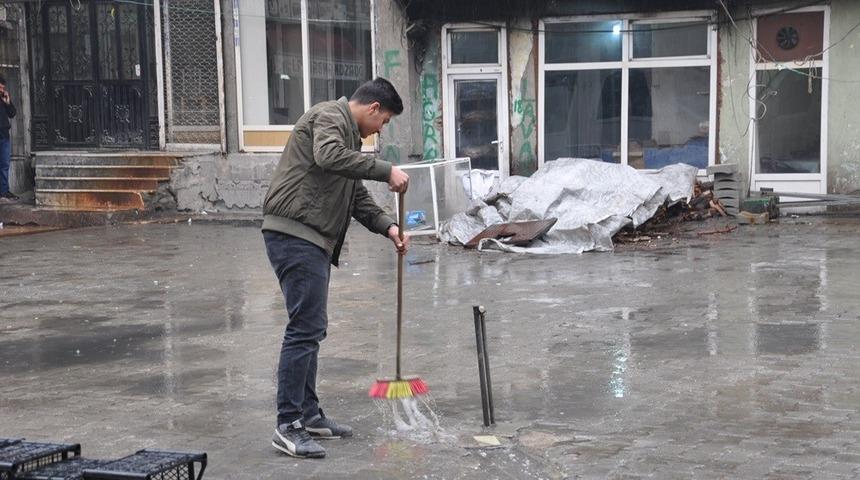 Y&uuml;ksekova&rsquo;da sağanak yağış