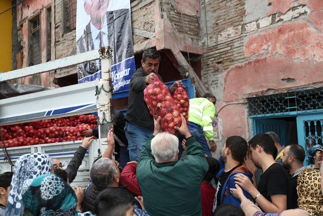 Seyhan Belediye Başkanı, soğan dağıttı