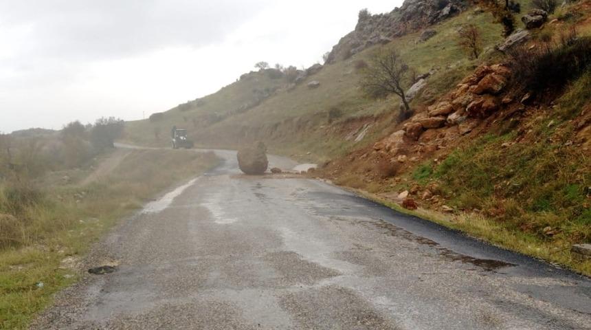 Tonlarca ağırlığındaki kayalar karayoluna d&uuml;şt&uuml;