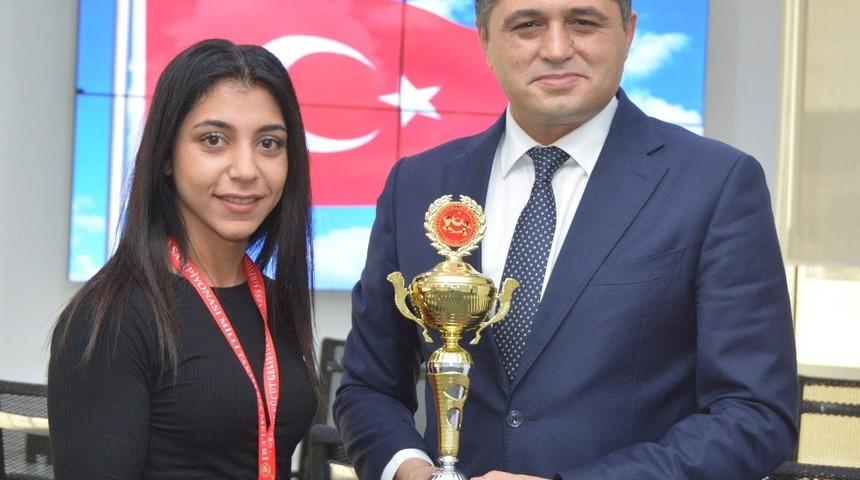 Aliağalı Gamze Demir&rsquo;in T&uuml;rkiye &uuml;&ccedil;&uuml;nc&uuml;l&uuml;ğ&uuml; gururu