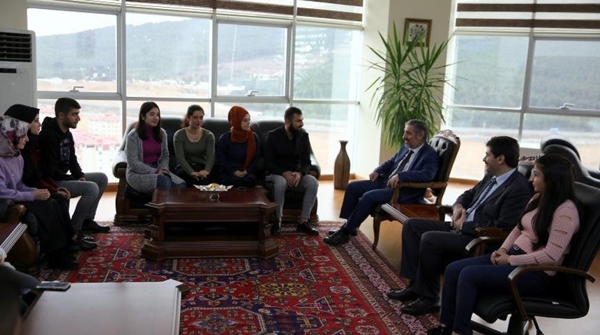 &Uuml;niversite &ouml;ğrencileri,  Rekt&ouml;r Biber&rsquo;in  &ldquo;24 Kasım &Ouml;ğretmenler G&uuml;n&uuml;&rdquo; n&uuml; kutladı