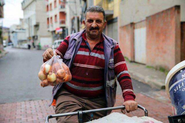 Buca’da belediye, soğan dağıttı