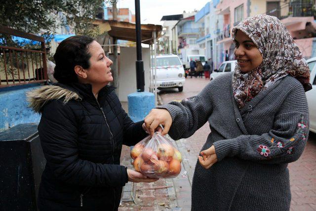 Buca’da belediye, soğan dağıttı