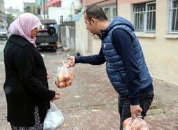 Buca’da belediye, soğan dağıttı